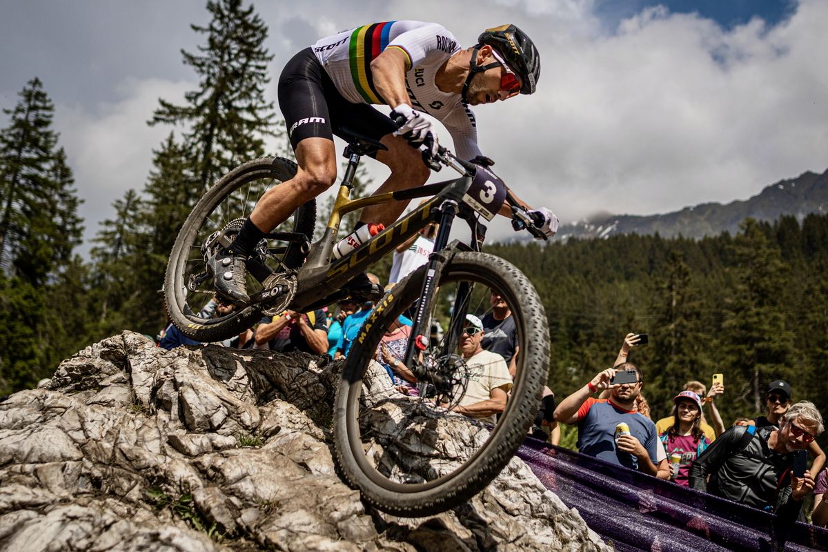 Nino Schurter haciendo historia sobre su Scott Spark RC World Cup Evo