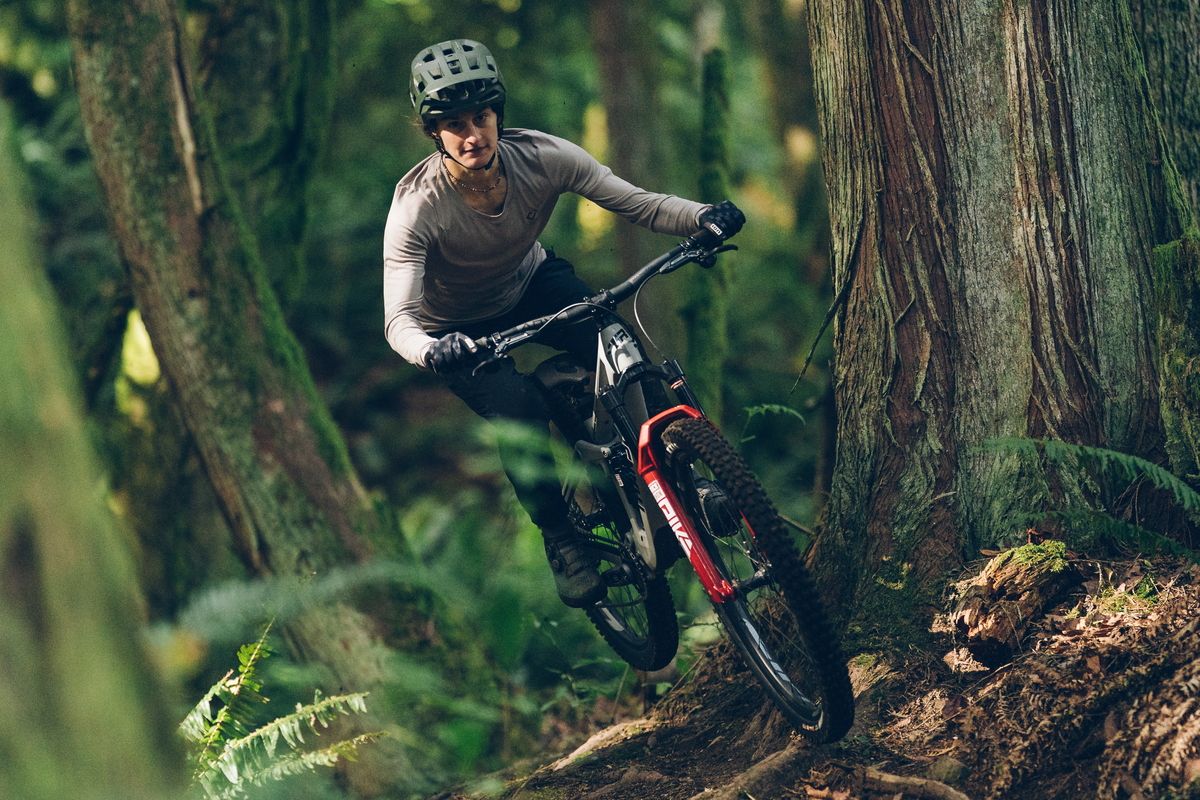La colección RockShox Signature Series se distingue por su llamativo color Electric Red