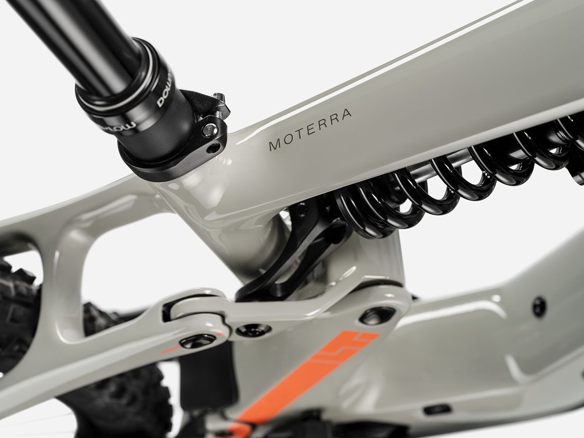 Amortiguador de muelle Fox que rinde 165mm de recorrido con 170mm delante, y configuración de ruedas Mullet, con trasera de 27,5". Amortiguador de muelle Fox que rinde 165mm de recorrido con 170mm delante, y configuración de ruedas Mullet, con trasera de 27,5".