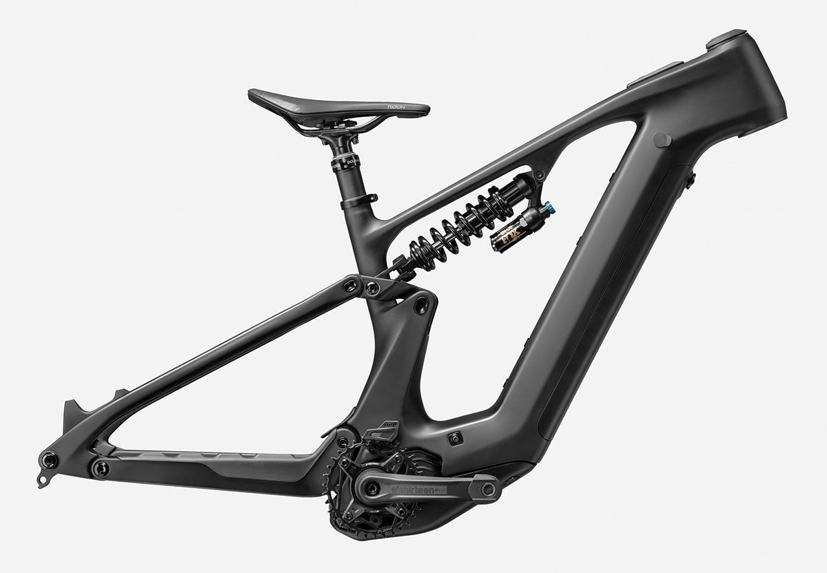 El nuevo cuadro Cannondale Moterra, ahora full-carbon, es casi 1.000 gramos más ligero que la versión anterior, que tenía el basculante de aluminio. El nuevo cuadro Cannondale Moterra, ahora full-carbon, es casi 1.000 gramos más ligero que la versión anterior, que tenía el basculante de aluminio.