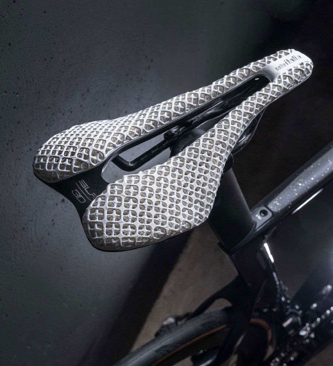 SELLE ITALIA 2025 SLR 3D BOOST KIT CARBONIO WHITE action (2)