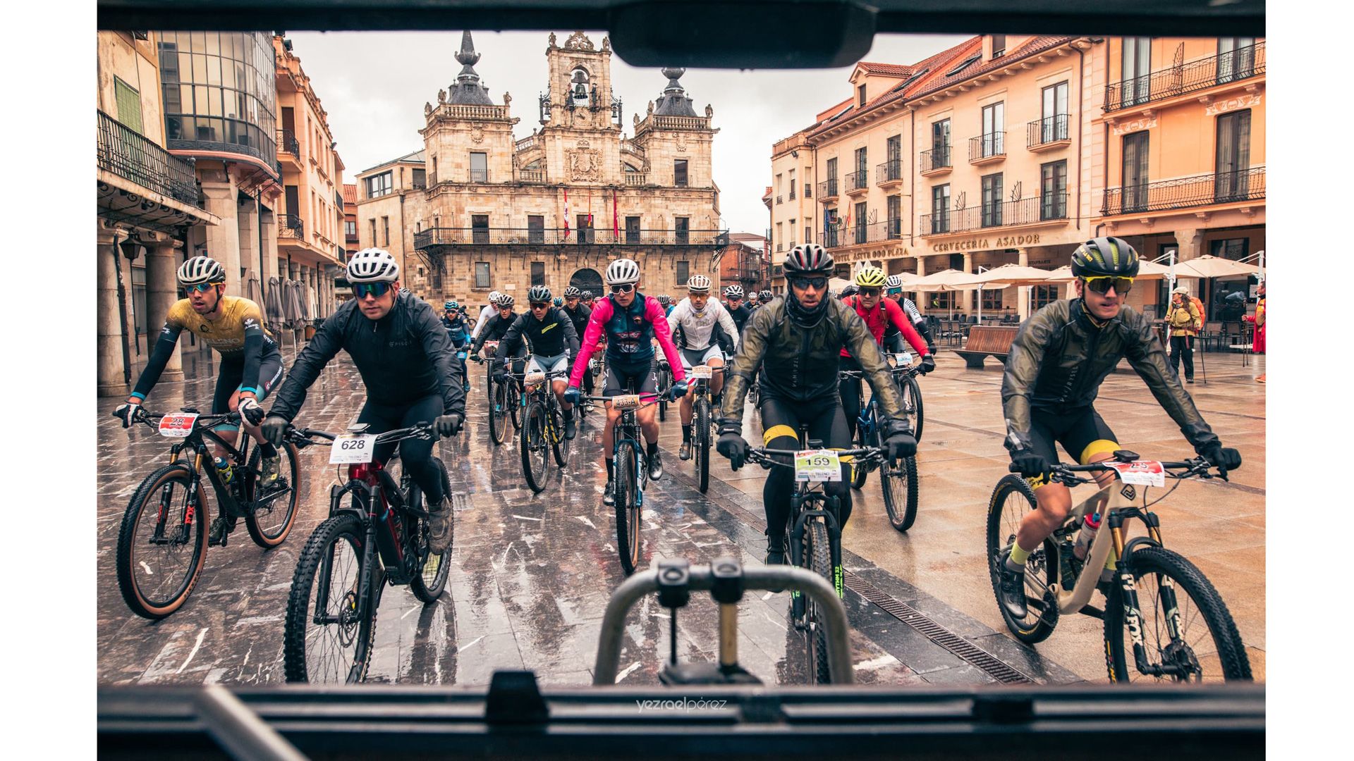 Plaza Mayor de Astorga en la salida neutralizada de la Vuelta a León
