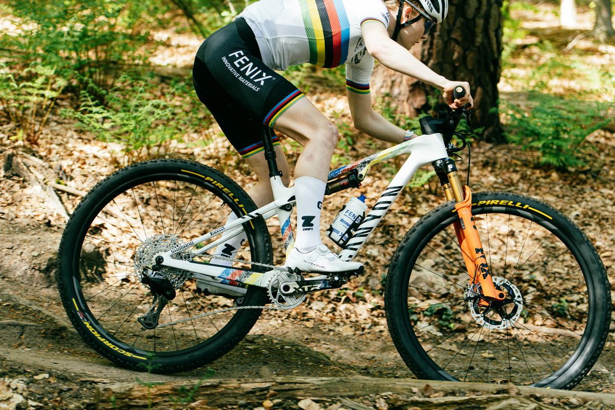 La campeona del mundo de XCO, Puck Pieterse (Alpecin-Deceunink), rodando con el nuevo Shimano XTR Di2 La campeona del mundo de XCO, Puck Pieterse (Alpecin-Deceunink), rodando con el nuevo Shimano XTR Di2