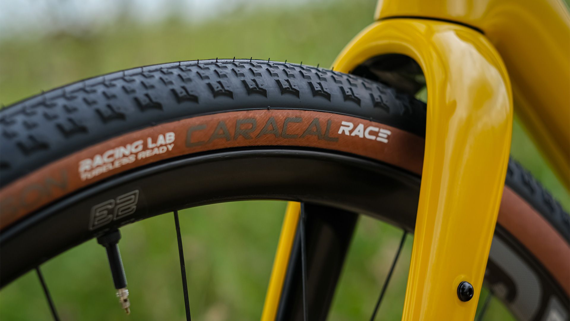 Hutchinson Caracal Race, el neumático estrella de gravel ahora más ancho 