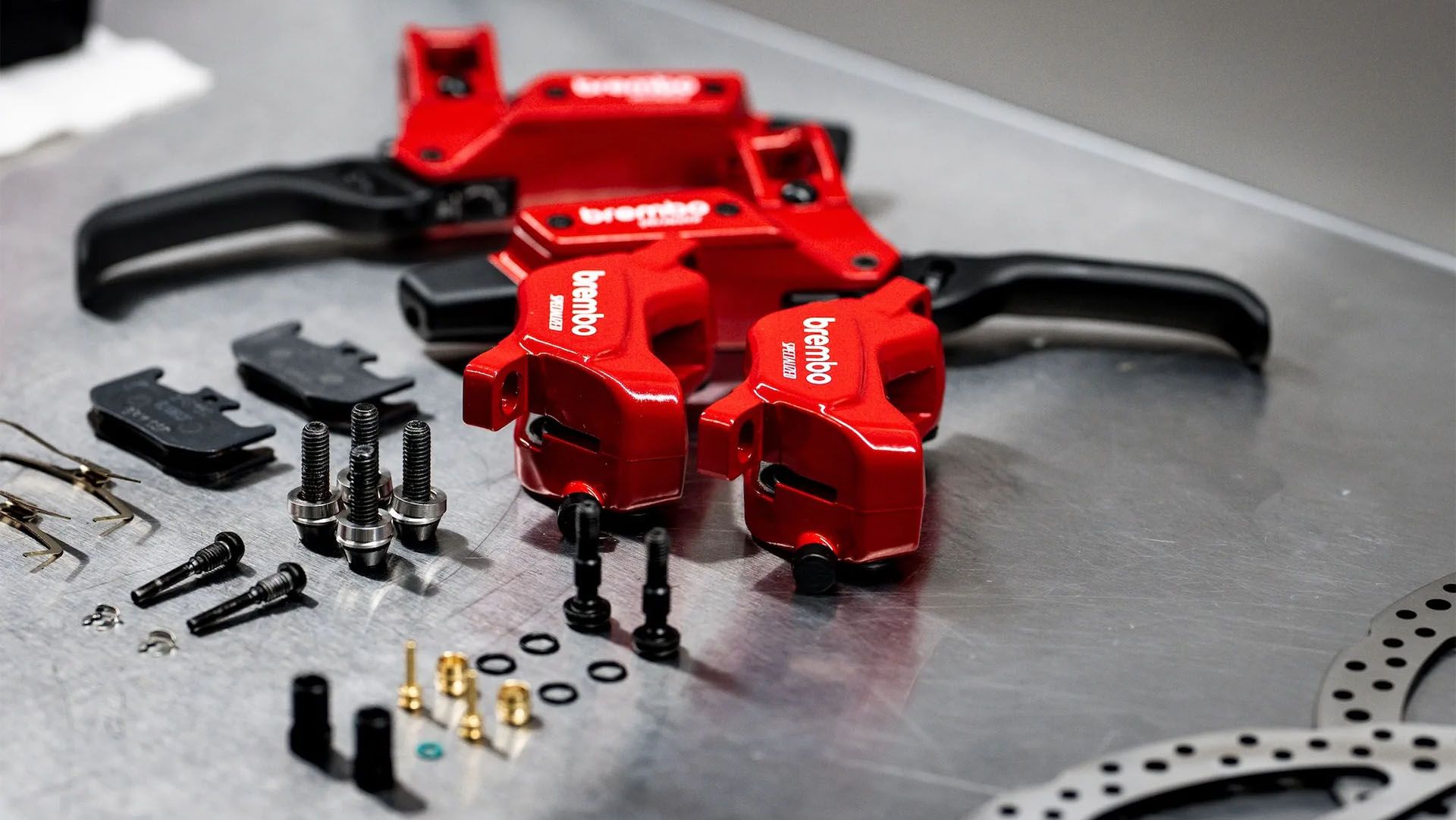 Brembo introduce en la Copa del Mundo DH su primer sistema de frenado para MTB en colaboración con Specialized 