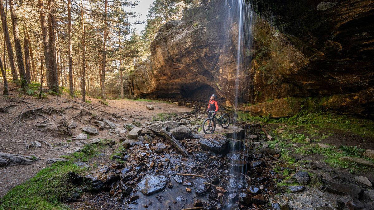 Cascada de Cueva Serena en Duruelo de la Sierra Cascada de Cueva Serena en Duruelo de la Sierra