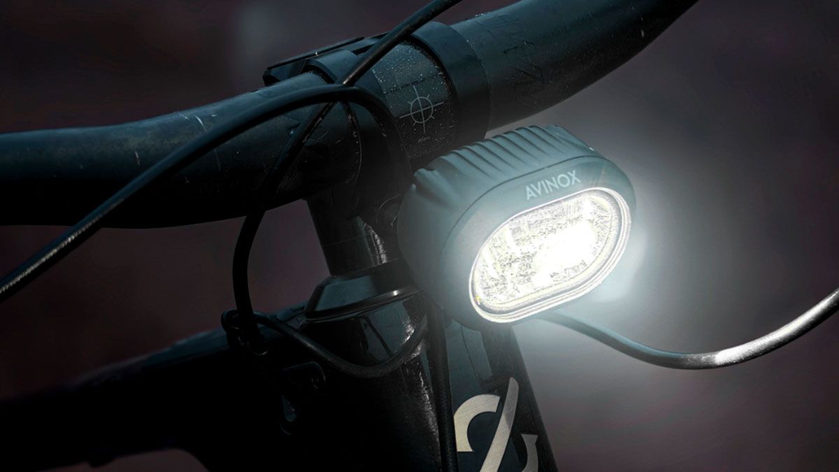 Avinox lanza su primera luz delantera. ¡Hasta 1.200 lúmenes! Avinox lanza su primera luz delantera. ¡Hasta 1.200 lúmenes!
