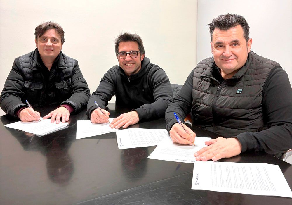 Firma del acuerdo entre TBellès Team y Massi.