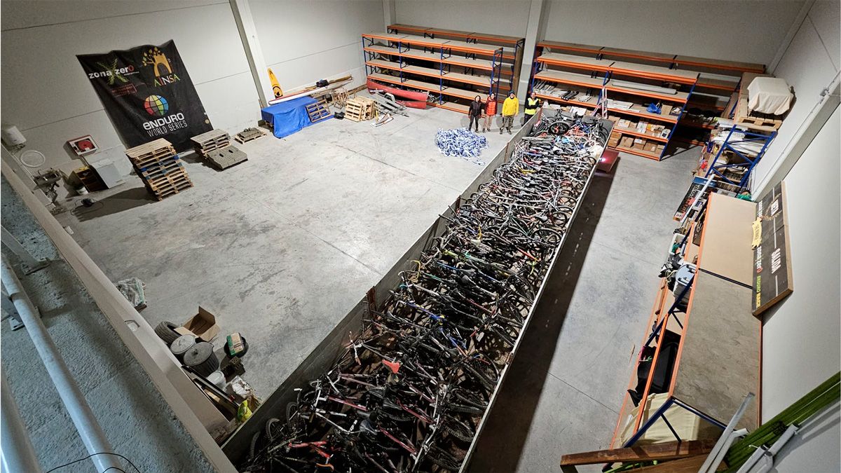 Zona Zero envía un tráiler con 110 bicicletas como ayuda humanitaria