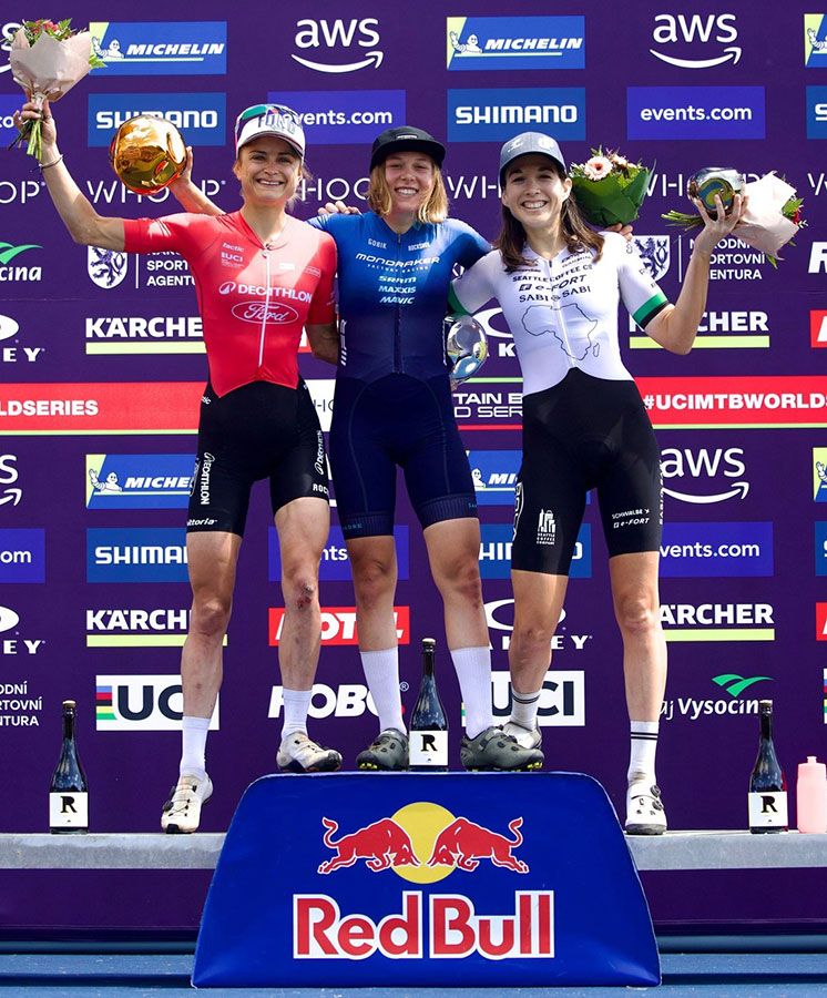 2025 Mona Mitterwallner consigue la primera victoria para Mondraker equipo fábrica (1)