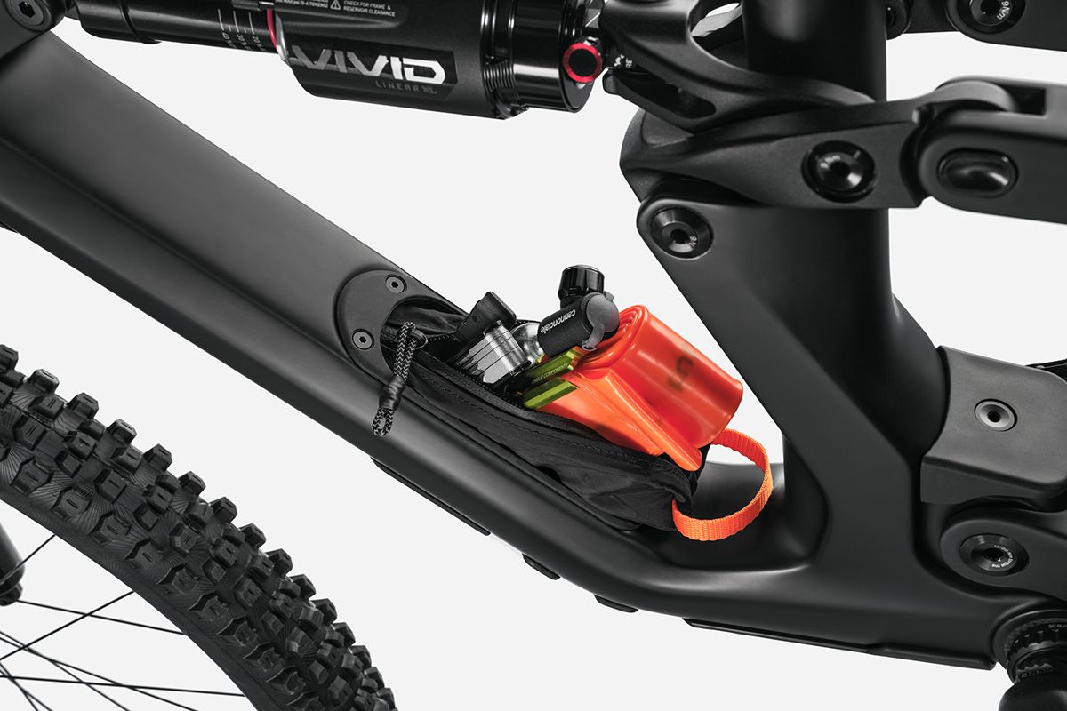 Almacenamiento, y también roscas de fijación bajo el tubo horizontal. 