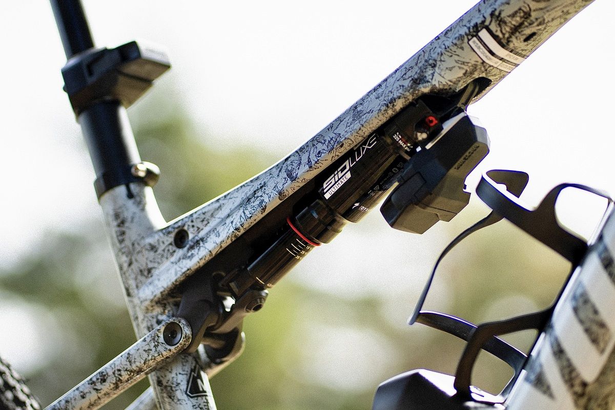 Amortiguador semi-integrado en el tubo superior a semejanza de la Epic World Cup