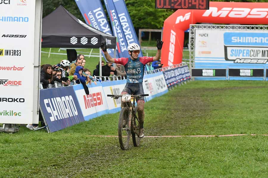Albisu entrando en meta en la Shimano Super Cup Massi disputada en Vitoria Gasteiz