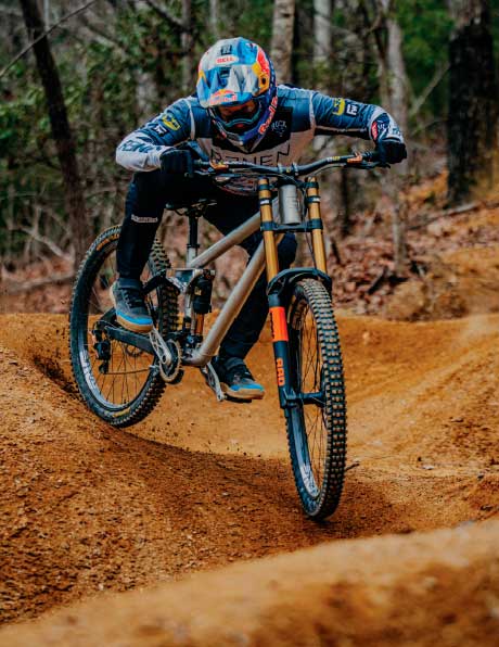 Aaron Gwin, el múltiple campeón del Mundo de DH usa los frenos TRP EVO PRO en competiciones 