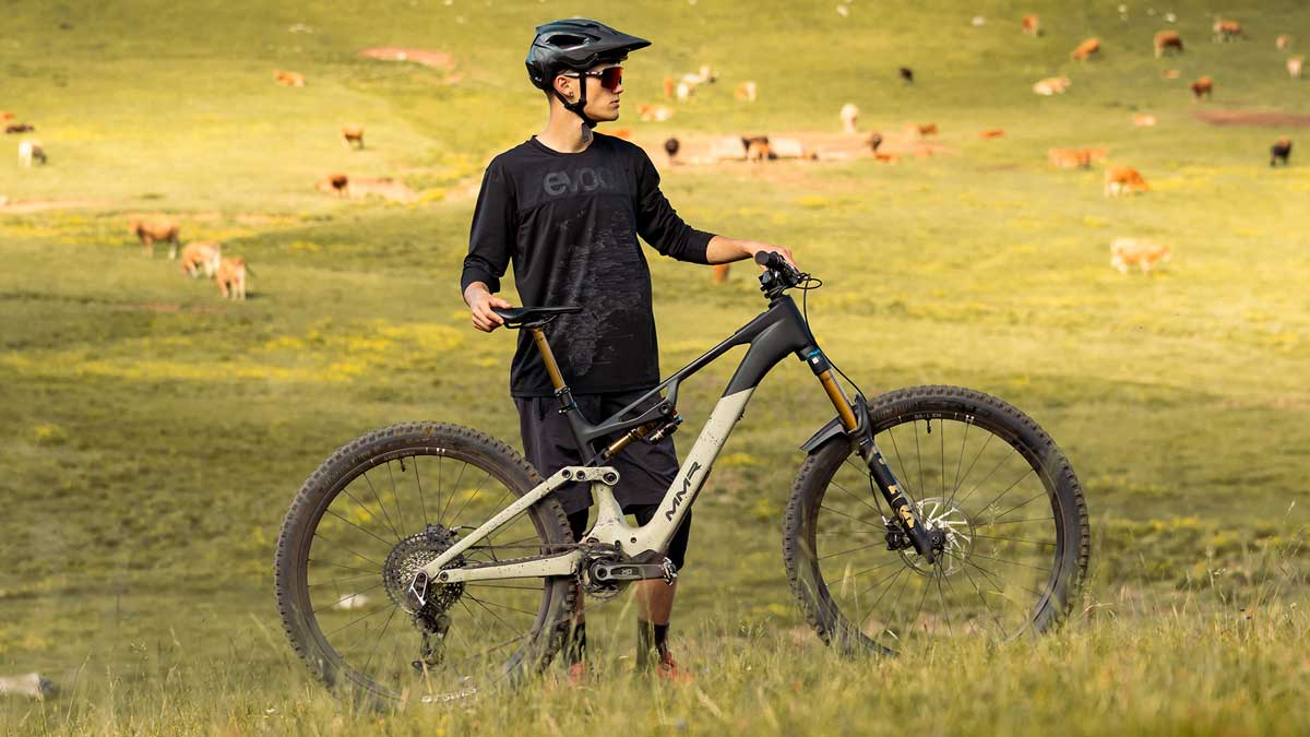 MMR presenta la Lyth, su nueva eMTB de carbono con motor Avinox M2S