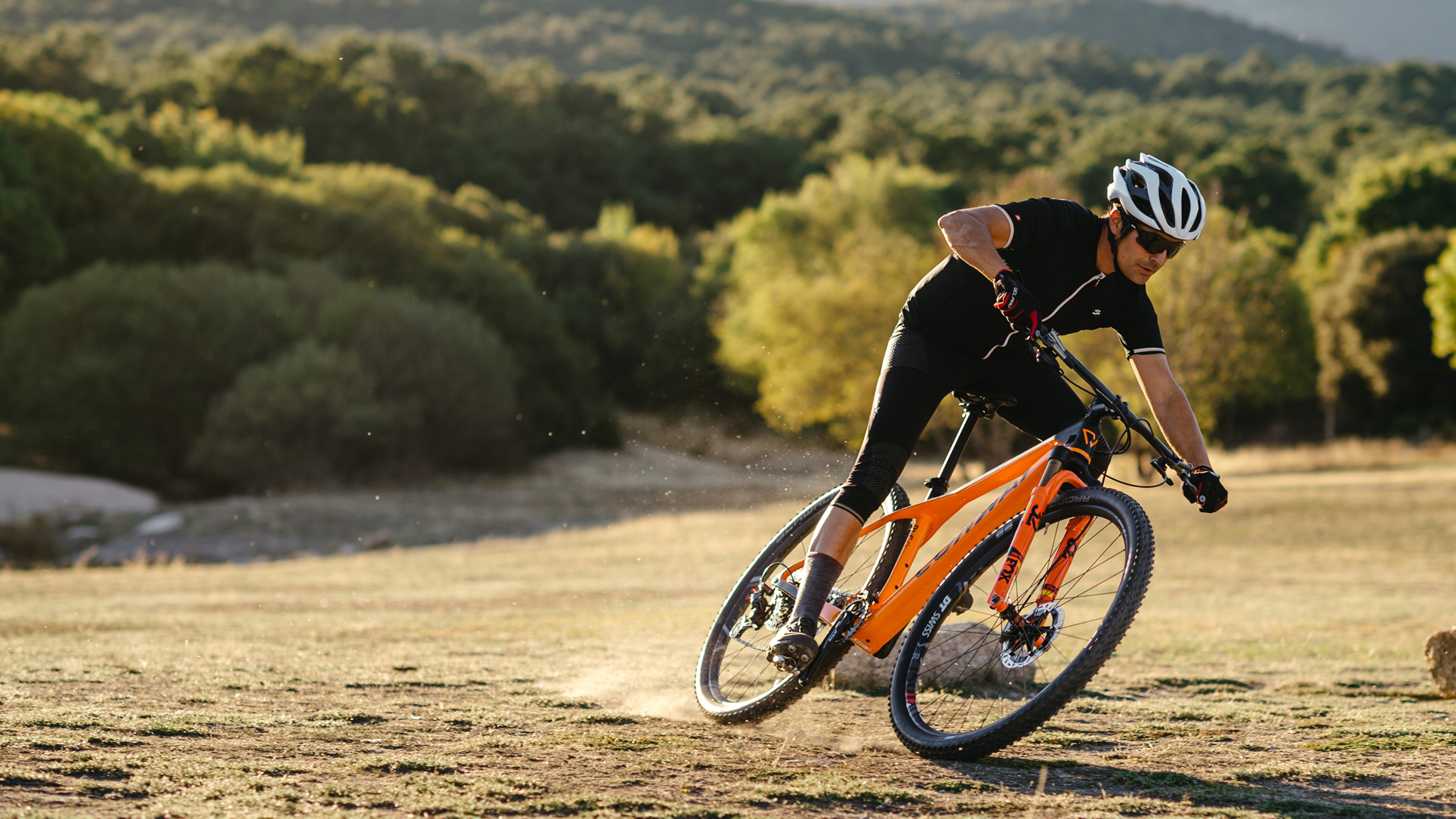 5 pasos para mejorar con la bici en curvas rápidas