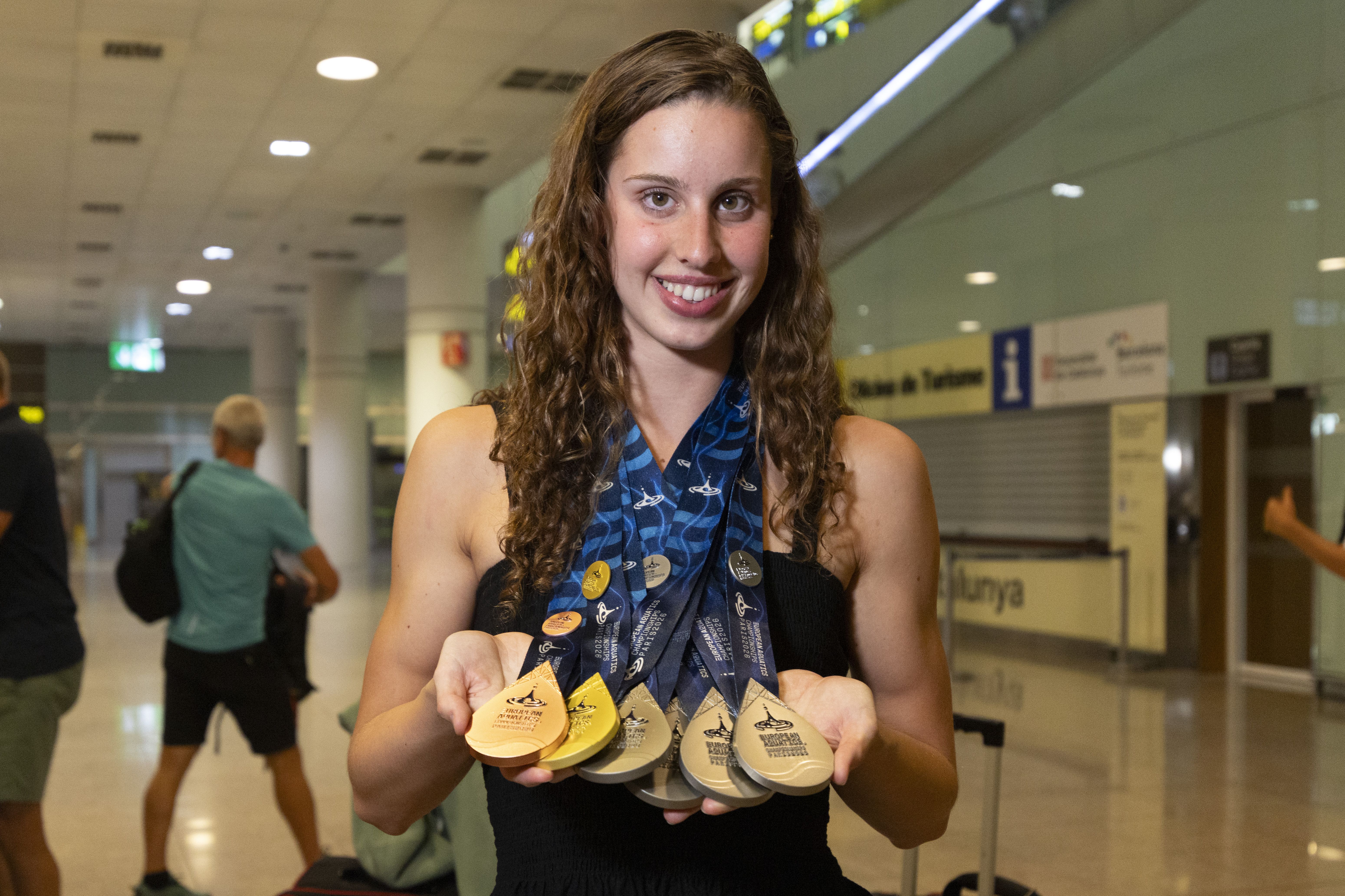 Iris Tió con las seis medallas conquistadas en los Europeos de París