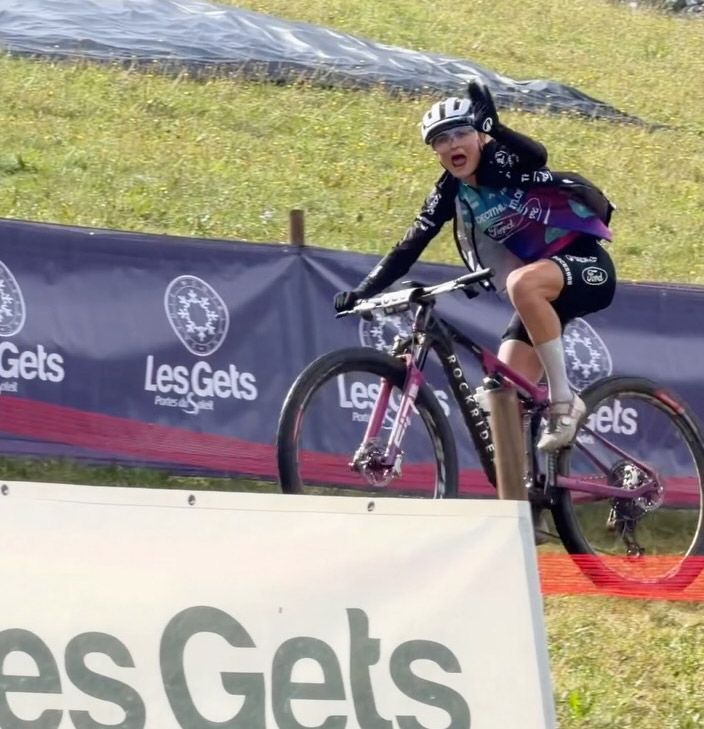 Samara Maxwell rodando por el circuito en Les Gets
