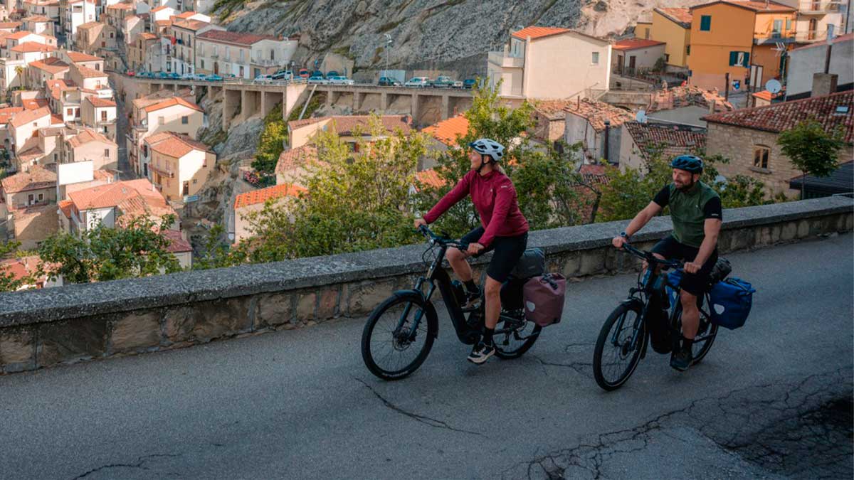 La DGT cambia las normas el 1 de octubre, y así afecta a ciclistas y conductores