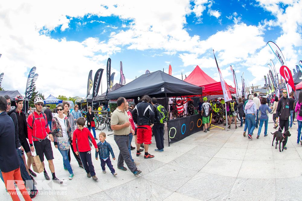 Zona Expo y exhibiciones Test The Best 2014-1