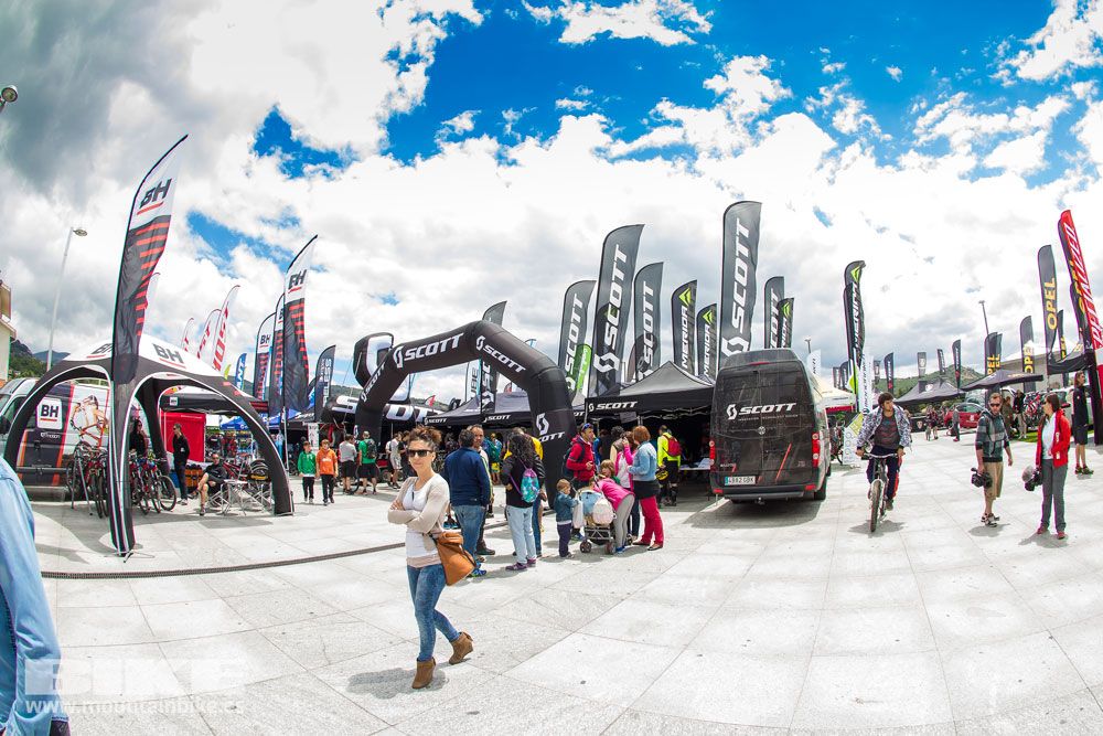 Zona Expo y exhibiciones Test The Best 2014-1