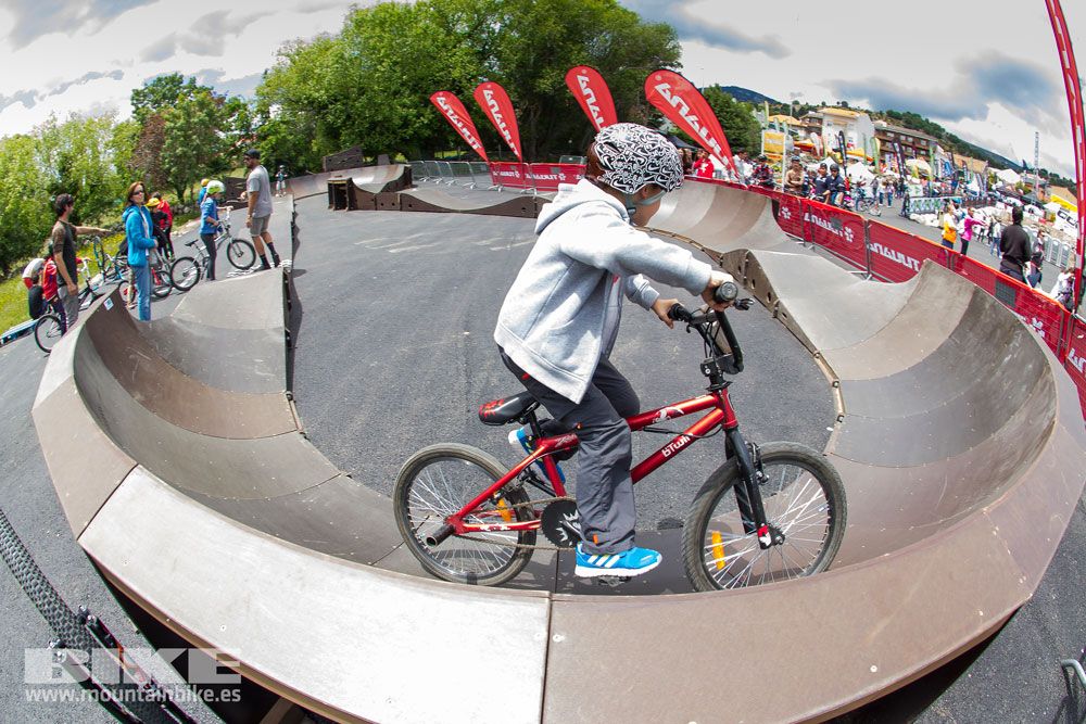 Zona Expo y exhibiciones Test The Best 2014-3