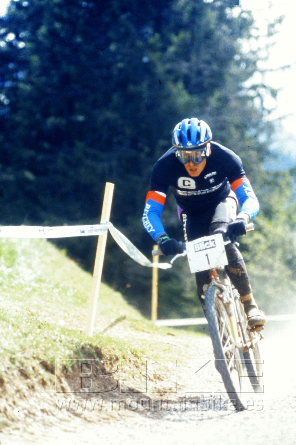 1993. También practicó descenso