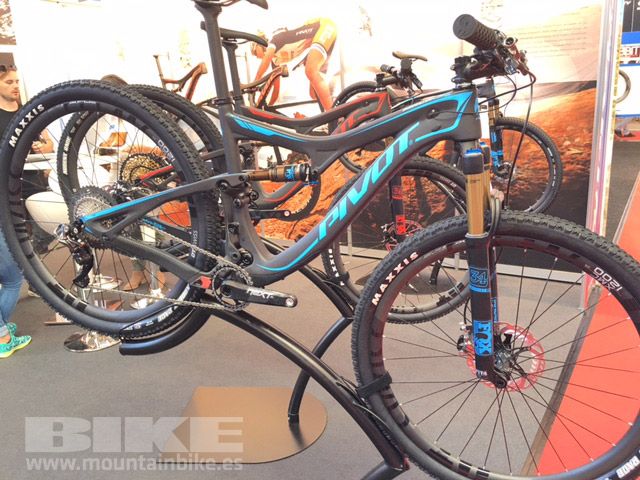 Pivot 2911 Mach 429SL Carbon  renovada, race full suspension 29er.
