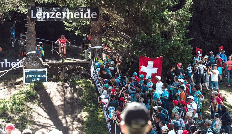 Nino Schurter y Kate Courtney, nuevos campeones del Mundial de XCO
