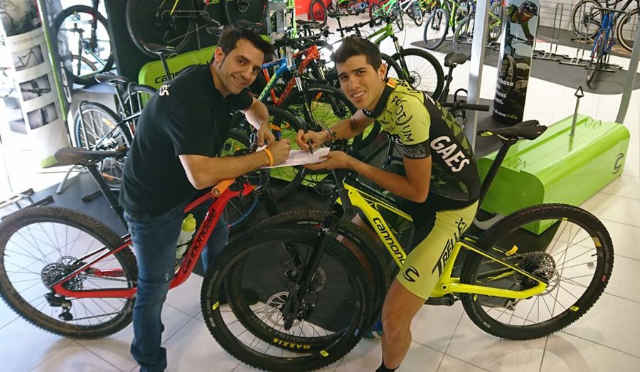 Roberto Bou renueva 2 temporadas más con el TBelles Team