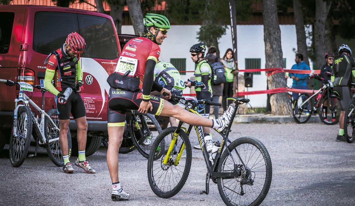 ¿Montar en bici te carga los cuádriceps? Aquí está el problema