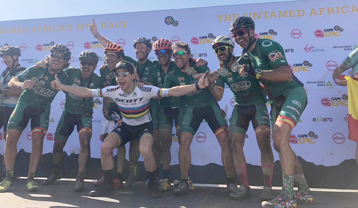 Nino Schurter con el equipo CRIS contra el Cáncer