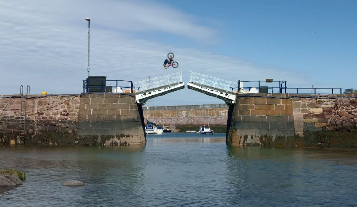 Vídeo. Danny MacAskill ficha por Adidas, y así lo celebra