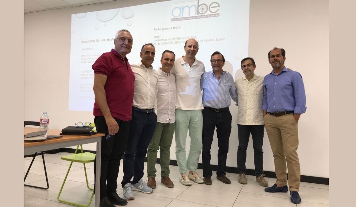 De izquierda a derecha: Fernando Ortega de Macario, Dani Clavero de Spiuk, Javier López de Merida, Íñigo Isasa de Specialized, José Antonio Gómez de BH, Gonzalo García de Salazar de Orbea y Carlos Núñez, Secretario General y Tesorero.