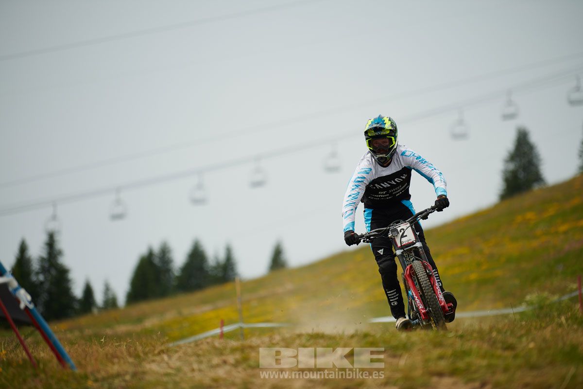 Copa del Mundo Les Gets. Entrenamientos descenso. Galeria 1