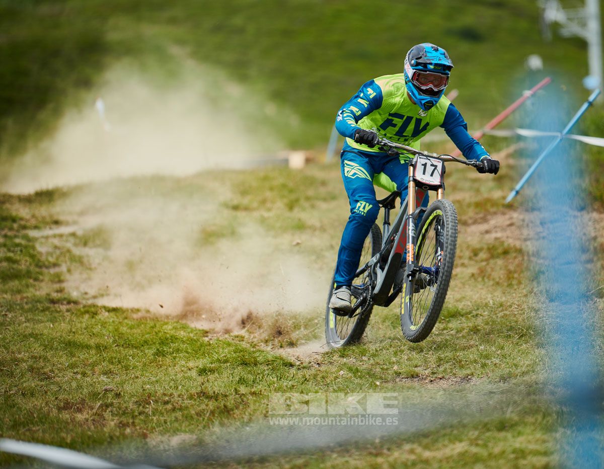 Copa del Mundo Les Gets. Entrenamientos descenso. Galeria 1