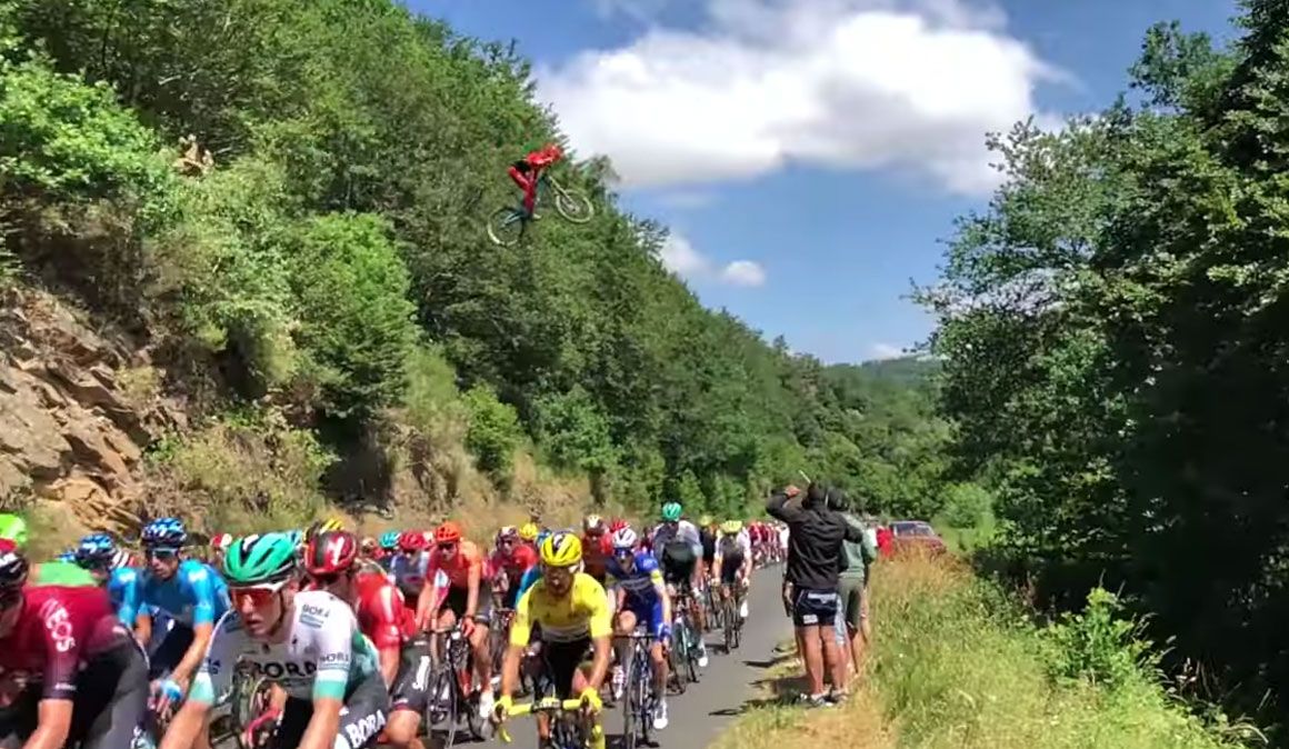 Vídeo: Saltando el pelotón del Tour de Francia