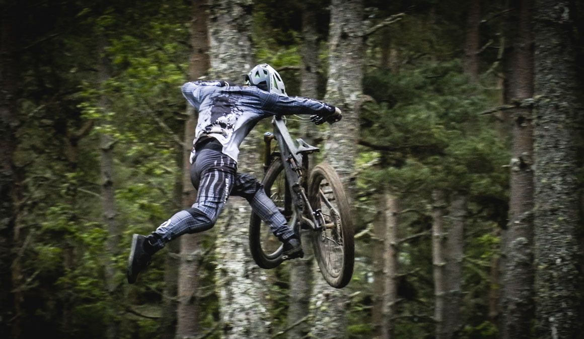 La estrella del BMX Kriss Kyle prueba con el MTB