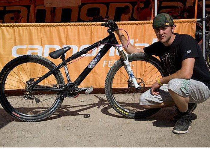 ¿QUÉ LLEVA AARON CHASE?