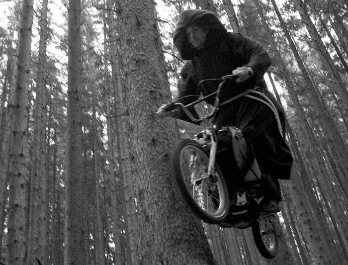 EL MONJE QUE SUBE ANDANDO Y BAJA EN BICI
