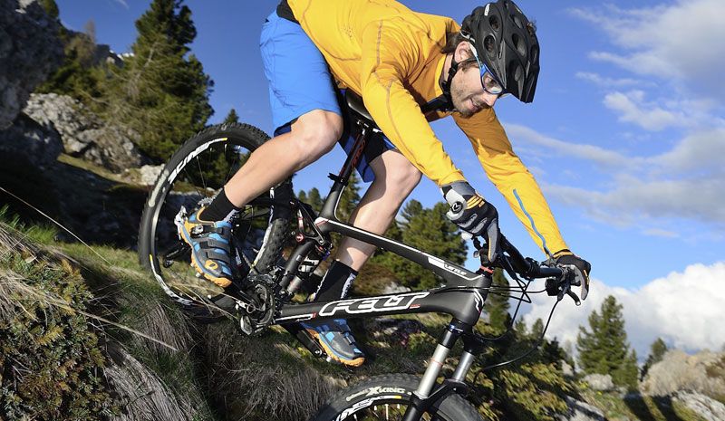 ¿Puedo hacerme daño en las rodillas de tanta bici?