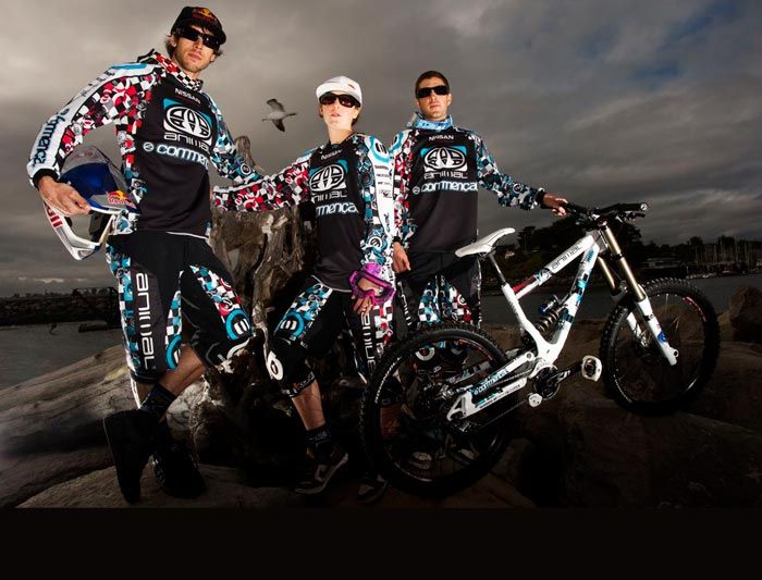 ATHERTON RACING: NUEVO LOOK