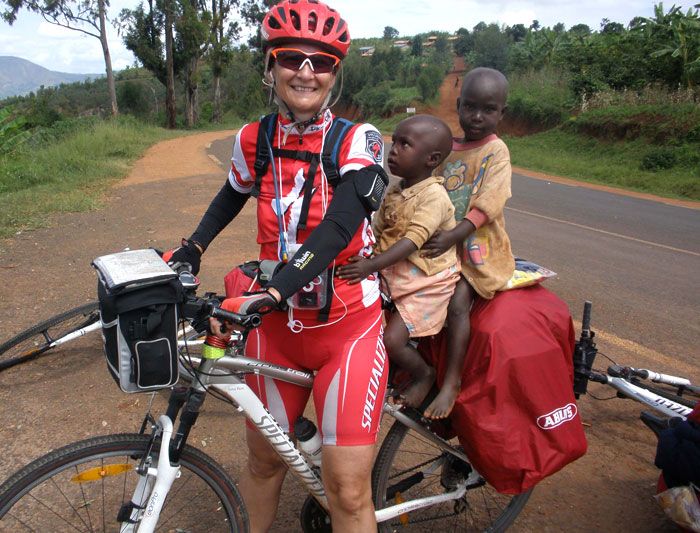 LA VUELTA AL MUNDO SOLIDARIA EN BICICLETA
