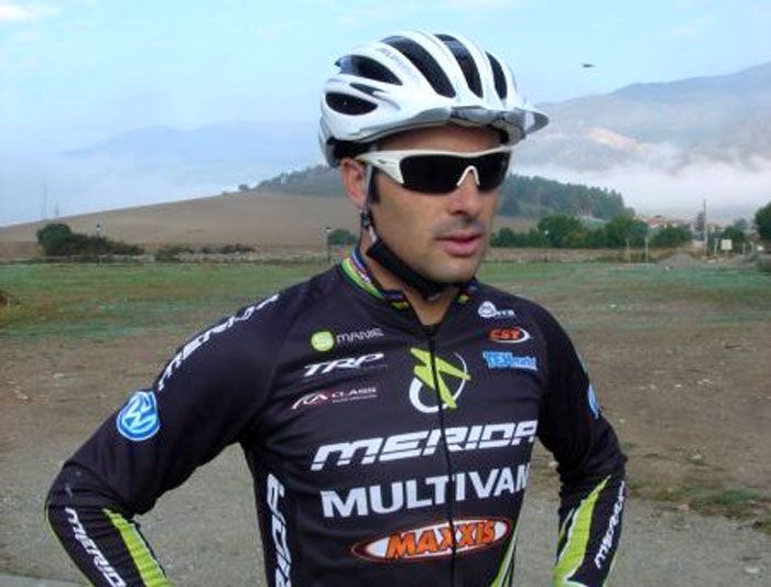 HERMIDA RECIBE SU NUEVO CASCO