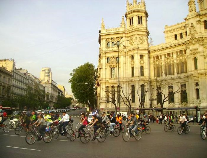 BICICRÍTICA: A LA CONQUISTA DE LAS CALLES BICICRÍTICA: A LA CONQUISTA DE LAS CALLES