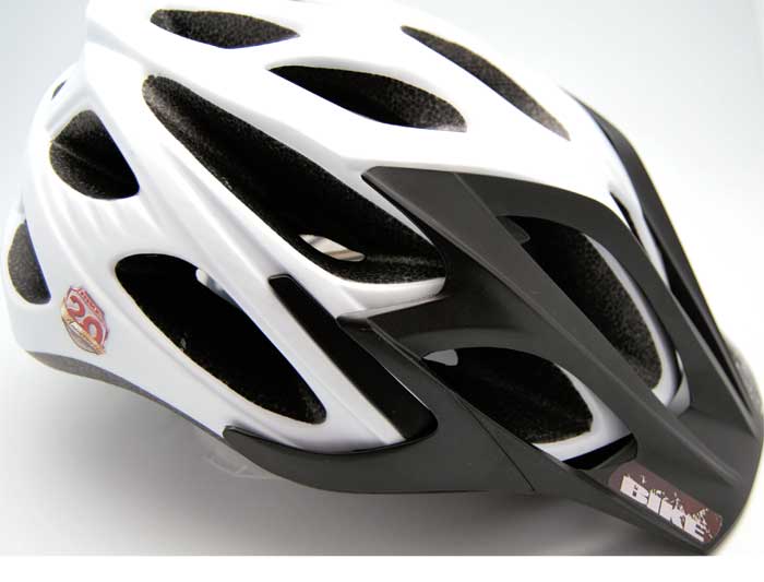 SI ERES FORERO Y VAS A TEST THE BEST TE PUEDES LLEVAR ESTE CASCO