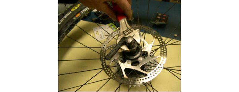 Usar el cierre rápido para extraer casetes o discos Shimano
