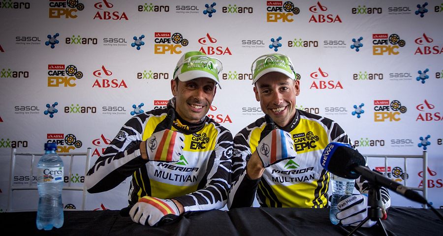 Hermida y Van Houts se imponen en el prólogo de la Cape Epic