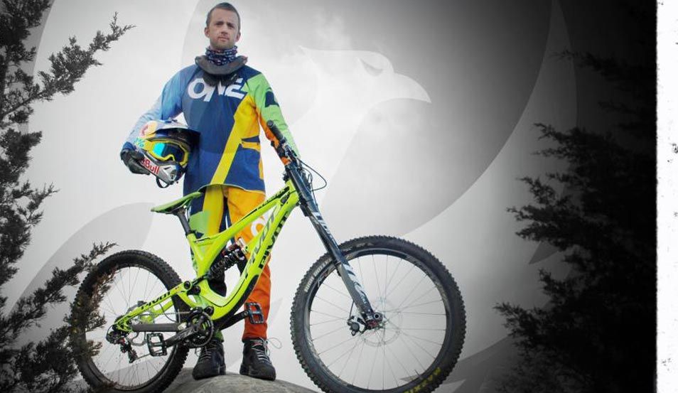 Pivot Cycles ficha a Aaron Chase