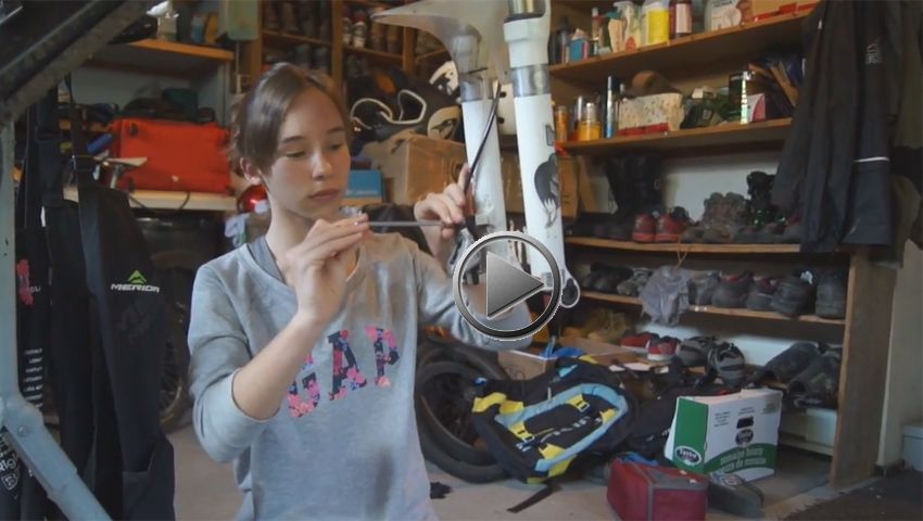 Vídeo: Ainhoa, con 13 años, pone a punto su bici de enduro